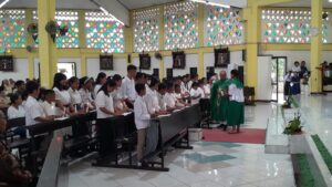RD Jhon Rusae Lantik 41 Anak Misdinar Baru